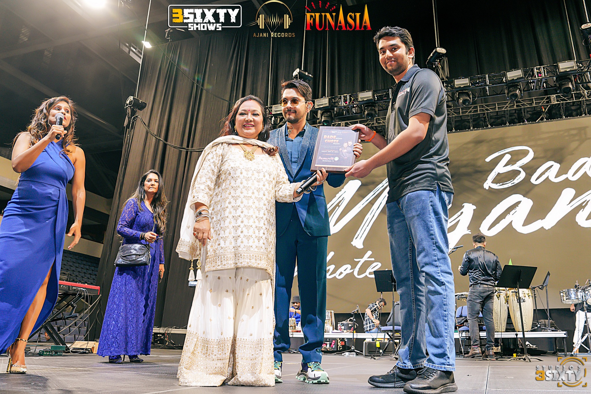 Udit Narayan & Aditya Narayan Live in Dallas 2024 photo 95