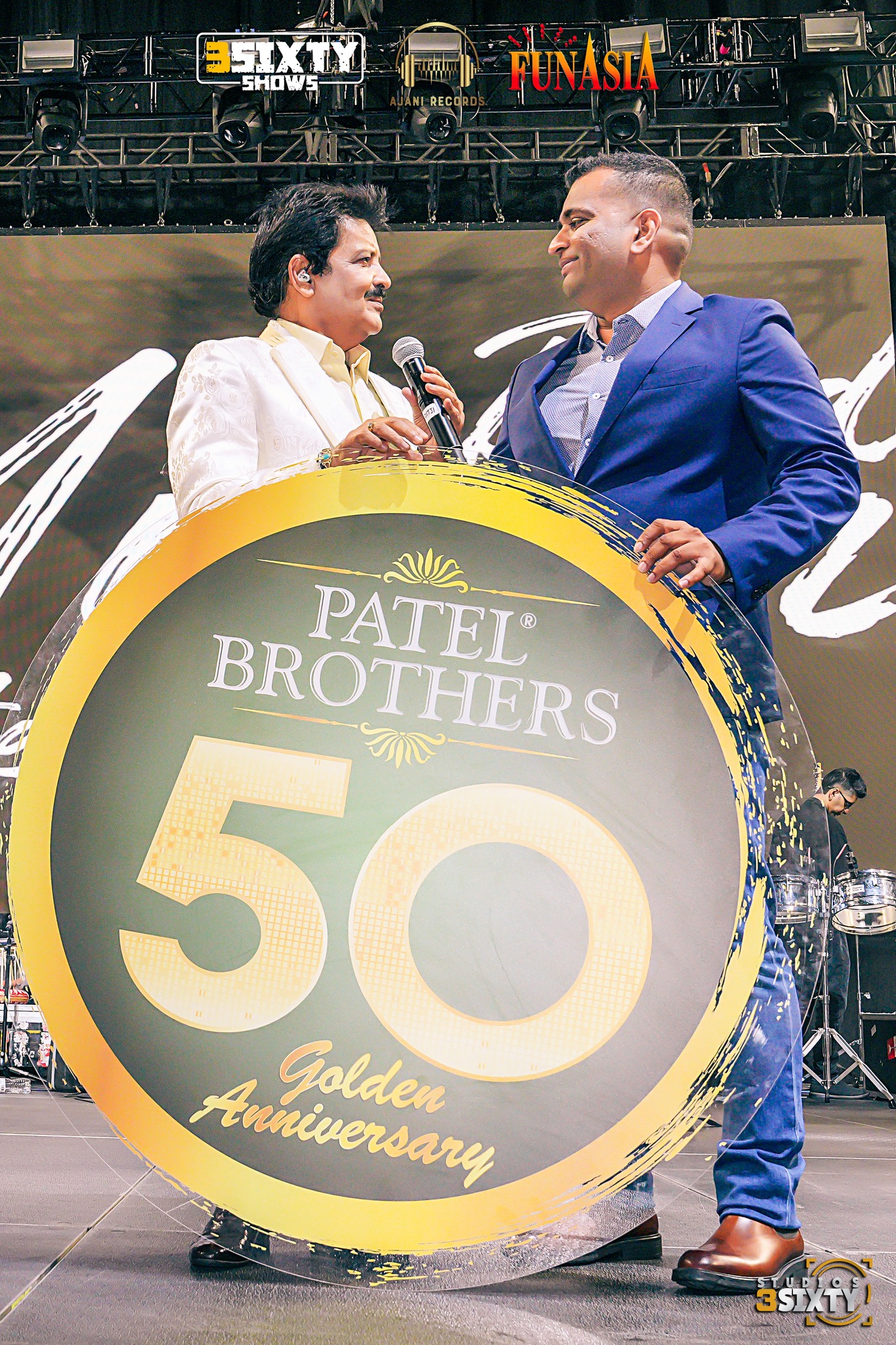 Udit Narayan & Aditya Narayan Live in Dallas 2024 photo 103